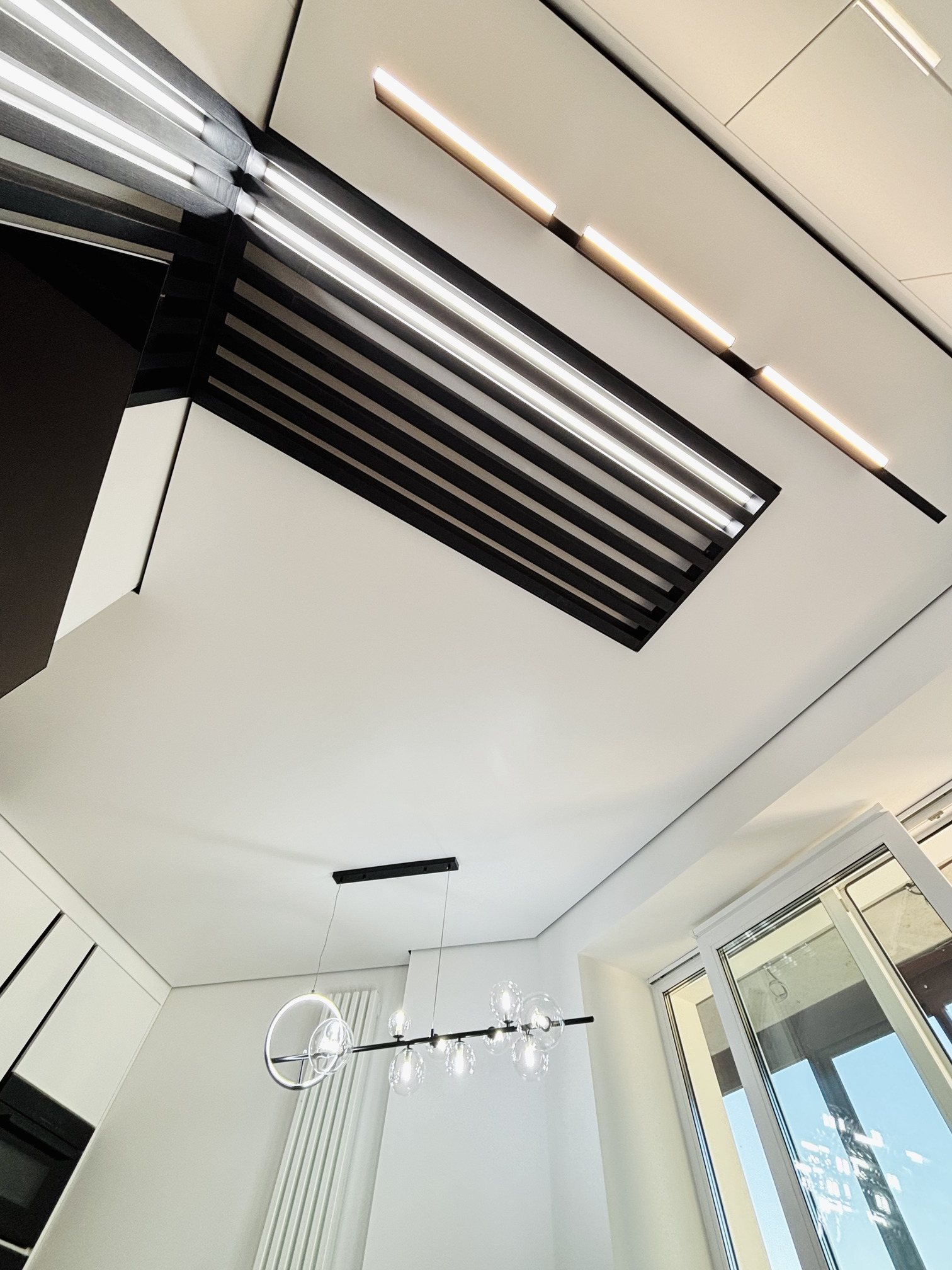 Матовый натяжной потолок люстрой и магнитными терками на кухне