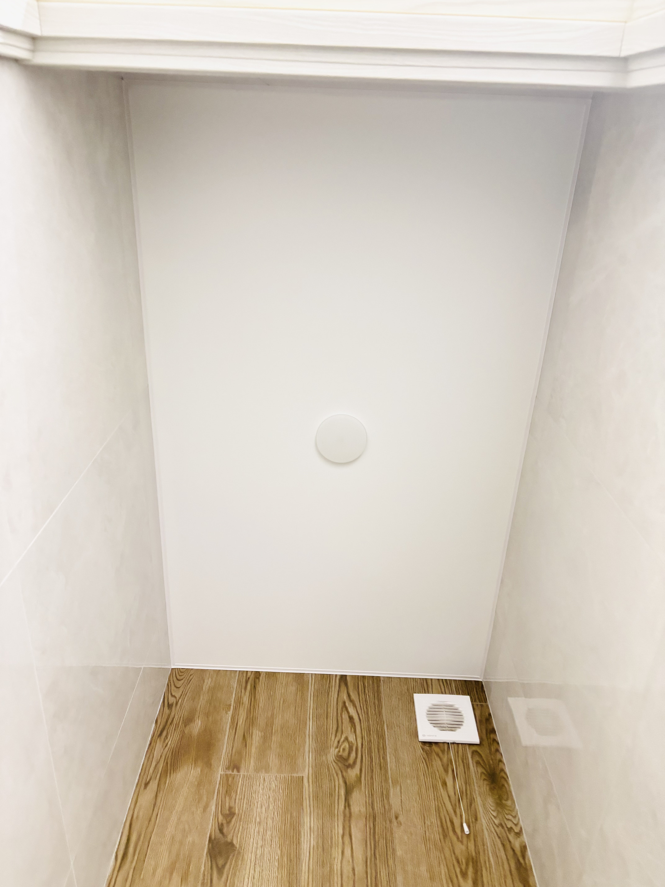 Матовый натяжной потолок в туалете